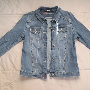 Size medium blue Wrangler jean jacket.